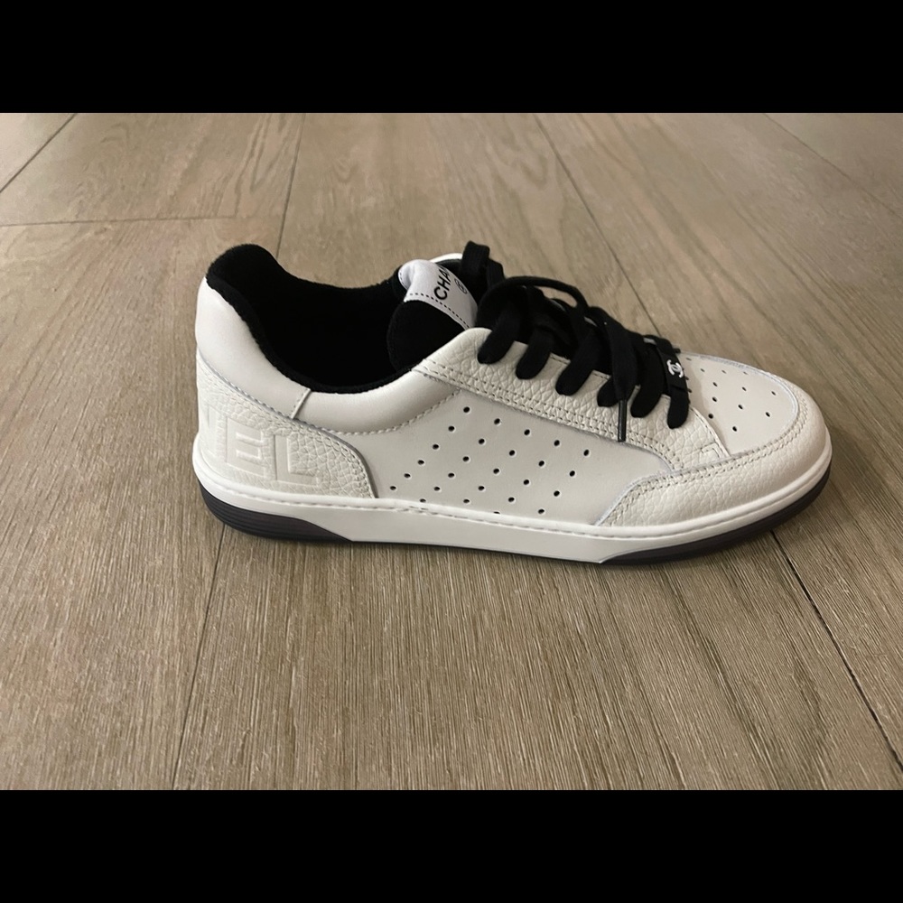 Authentic Chanel white sneaker unisex !